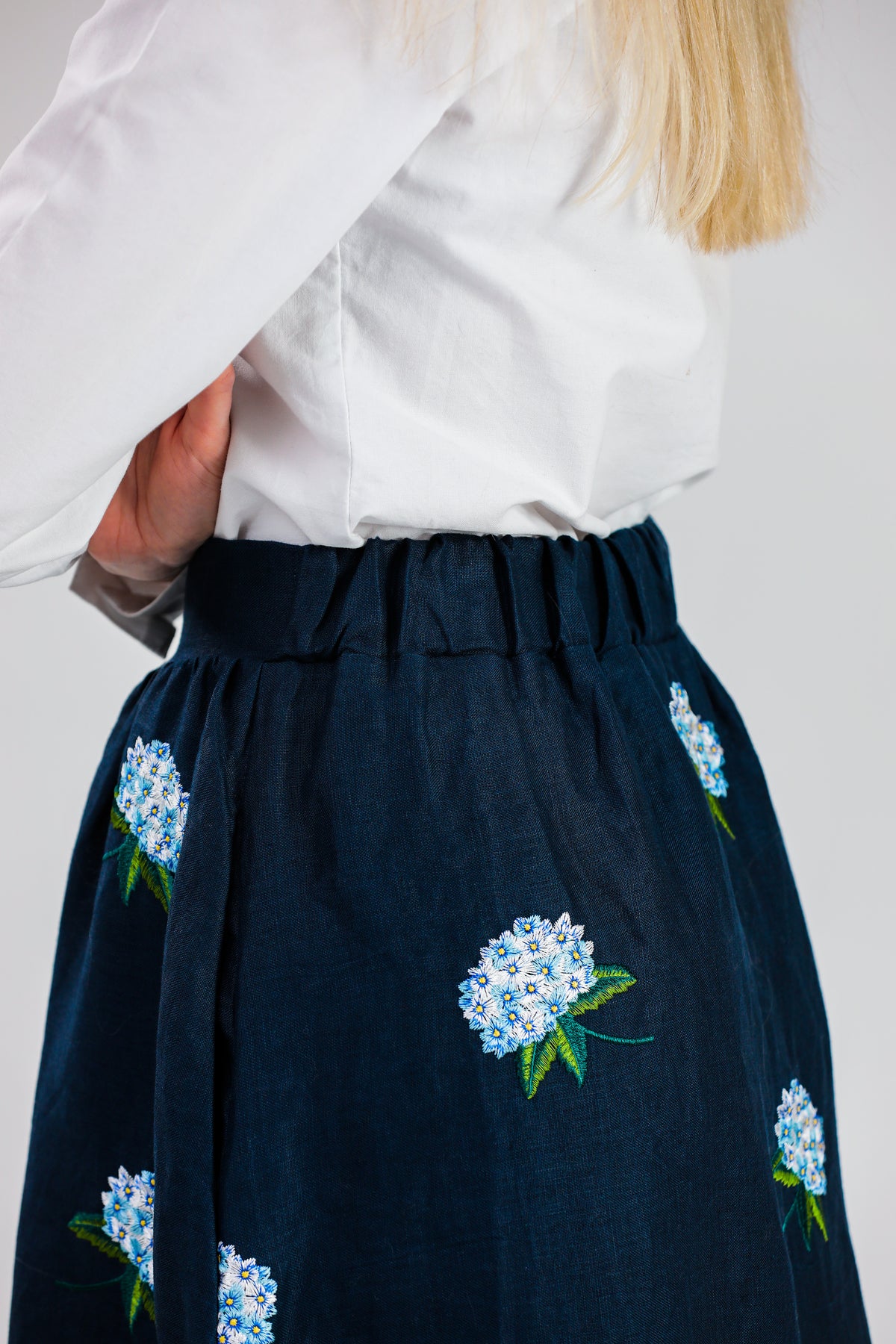 Hydrangea Embroidered Linen Skirt in Navy