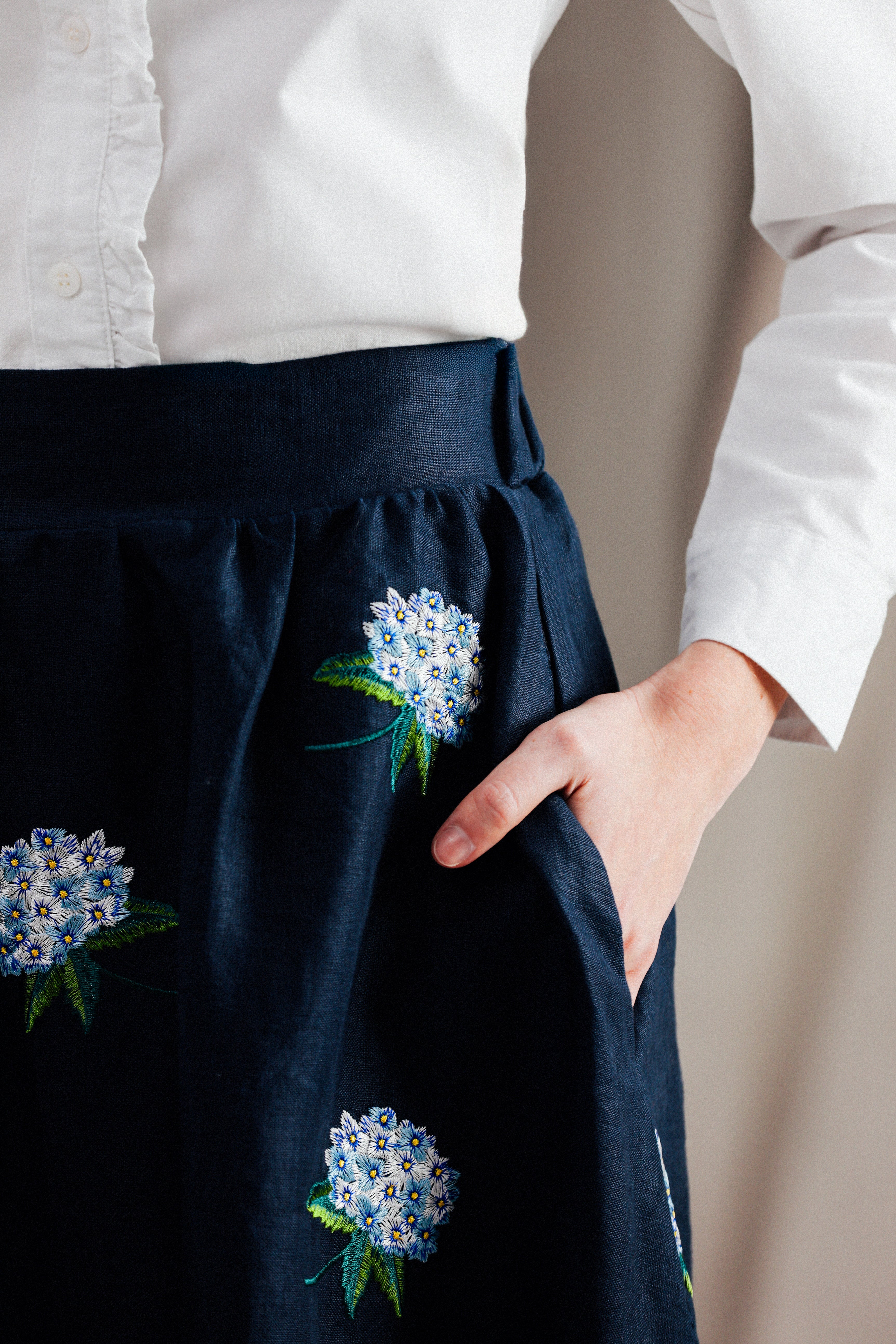 Hydrangea Embroidered Linen Skirt in Navy