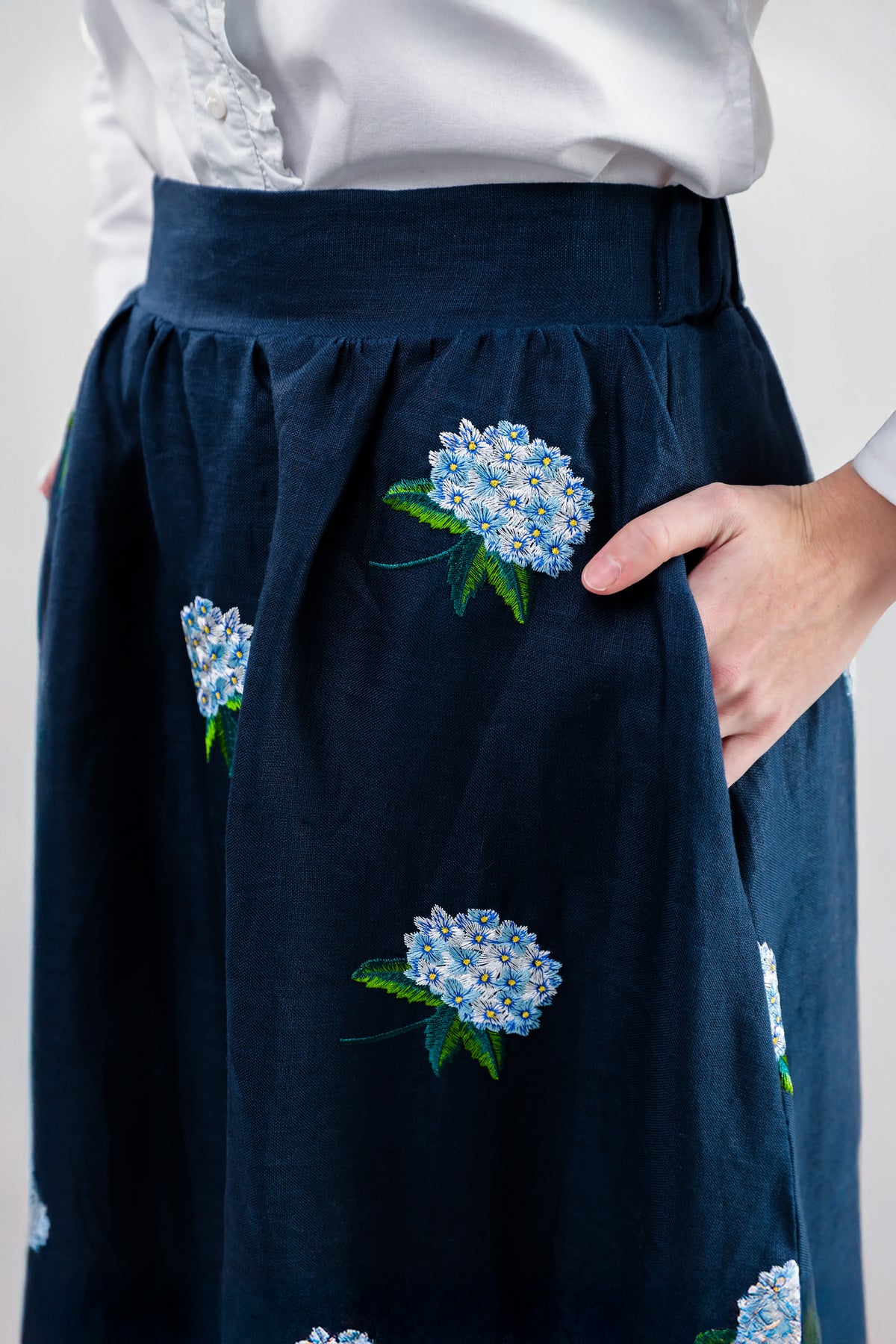 Hydrangea Embroidered Linen Skirt in Navy